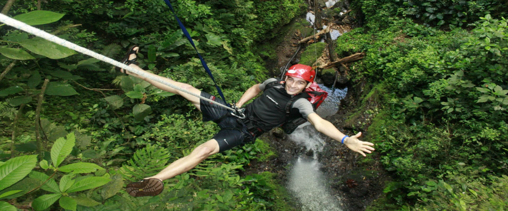 Barranquismo y Tirolesa en Arenal | Costa Rica Jade Tours