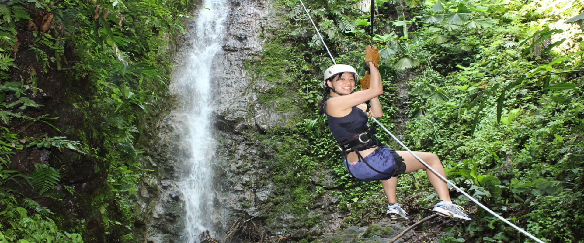 Barranquismo y Tirolesa en Arenal | Costa Rica Jade Tours