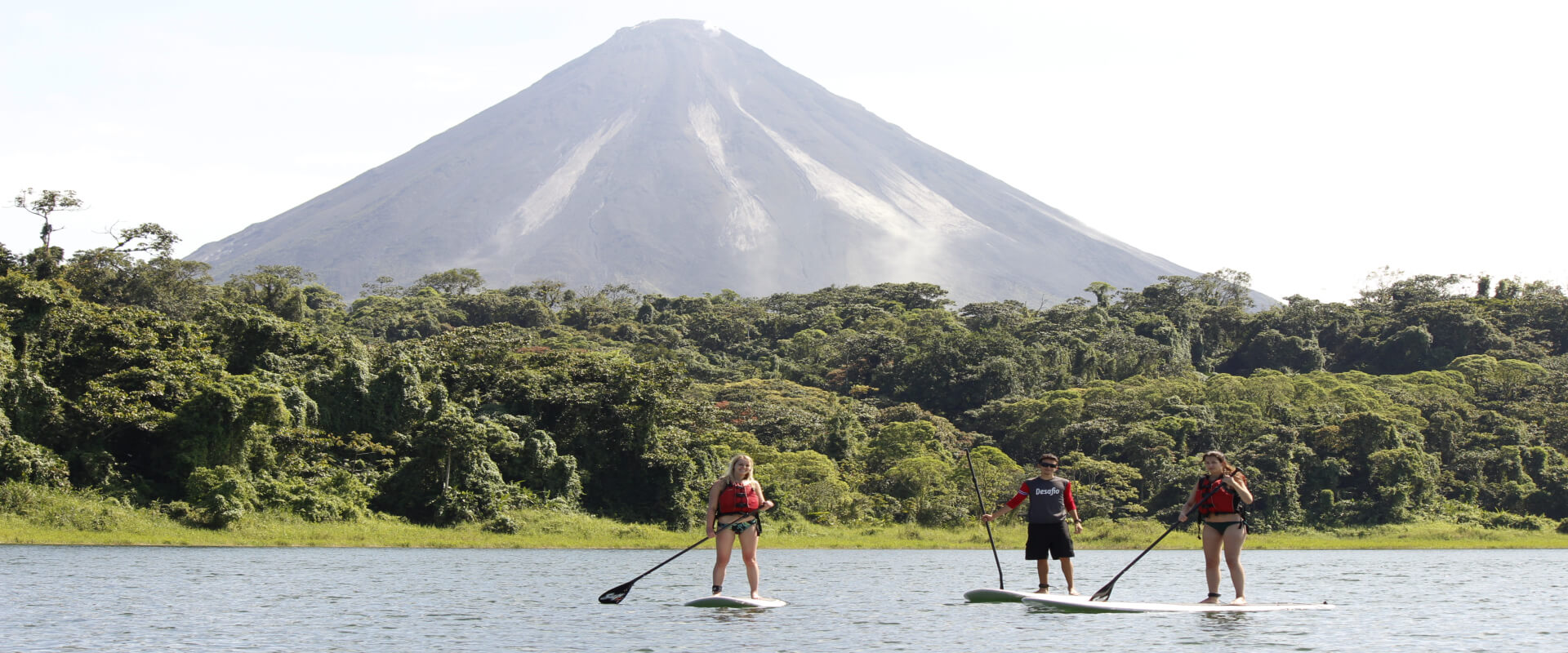 Stand Up Paddle (SUP) en el Lago Arenal | Costa Rica Jade Tours