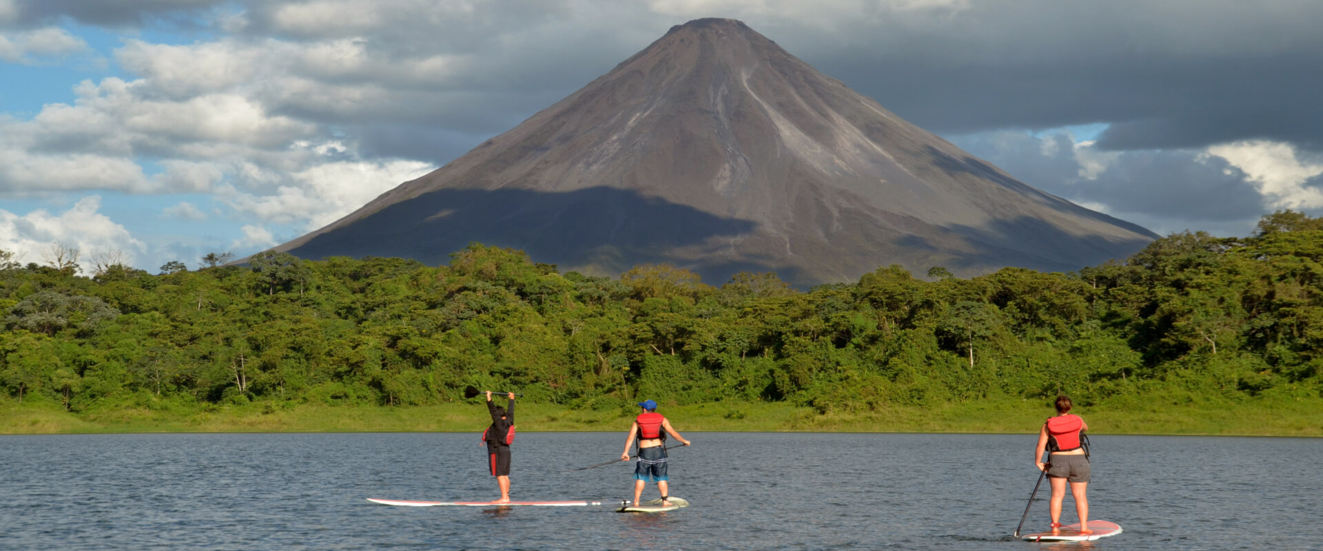 Stand Up Paddle (SUP) en el Lago Arenal | Costa Rica Jade Tours
