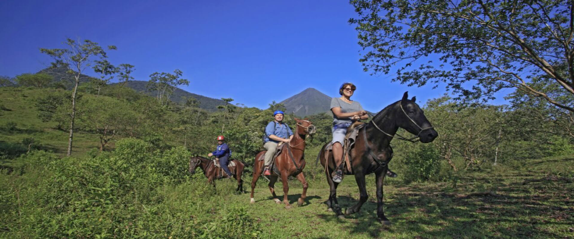 Cabalgata a la catarata La Fortuna y aldea indígena | Costa Rica Jade Tours