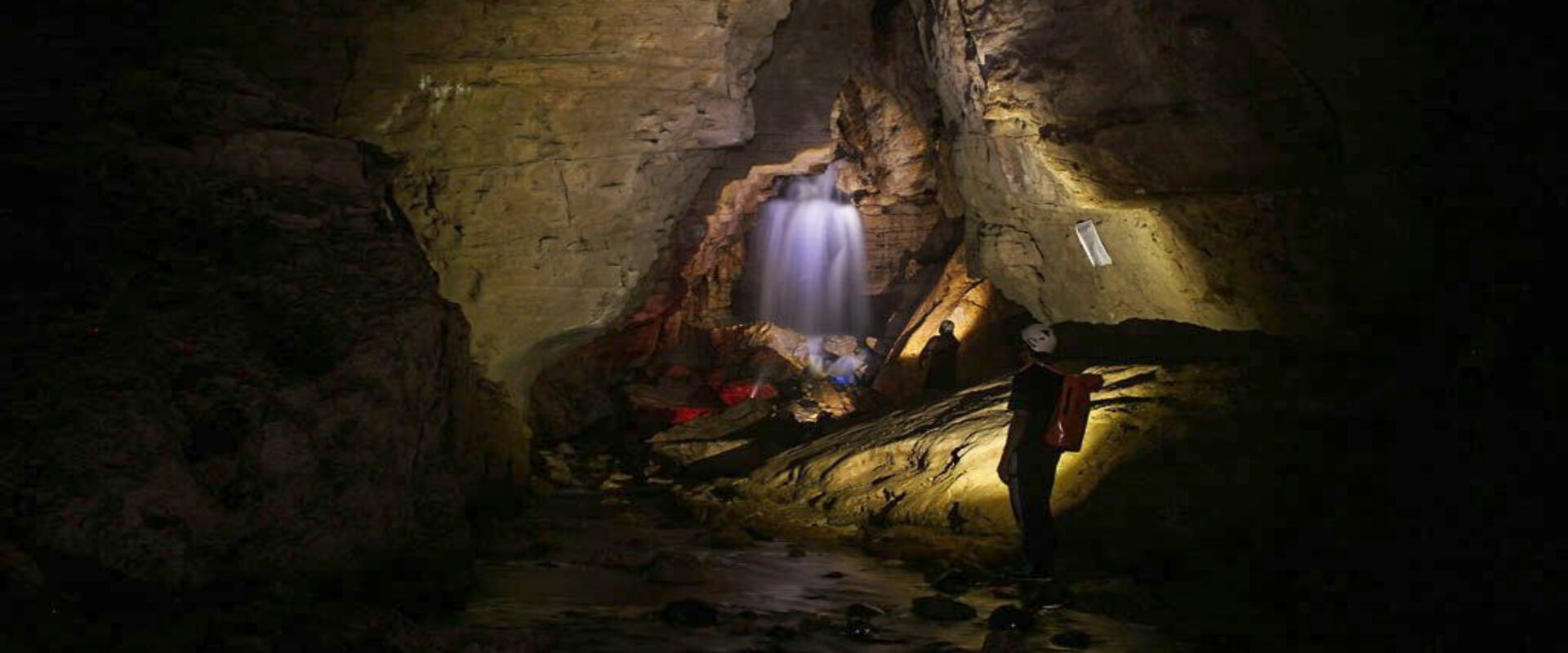Espelelología en las cuevas de Venado | Costa Rica Jade Tours