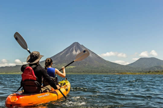 Kayak en el lago Arenal