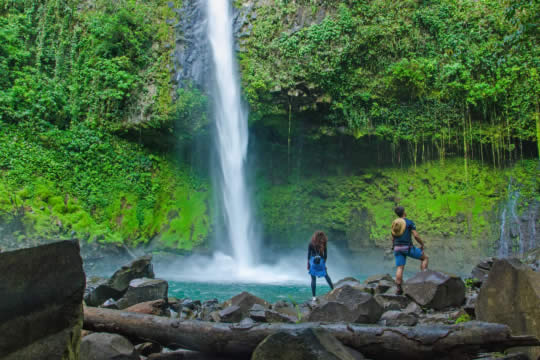 Caminata a la catarata La Fortuna en Arenal